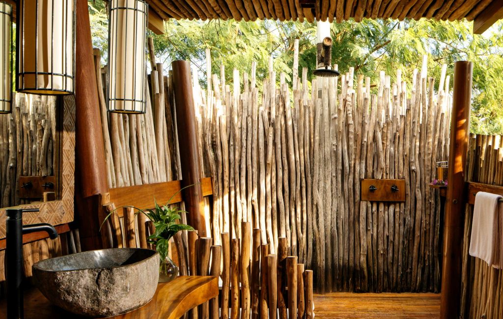Raja Marangga Duplex Outdoor Shower by Read McKendree Raja Marangga Duplex Outdoor Shower by Read McKendree